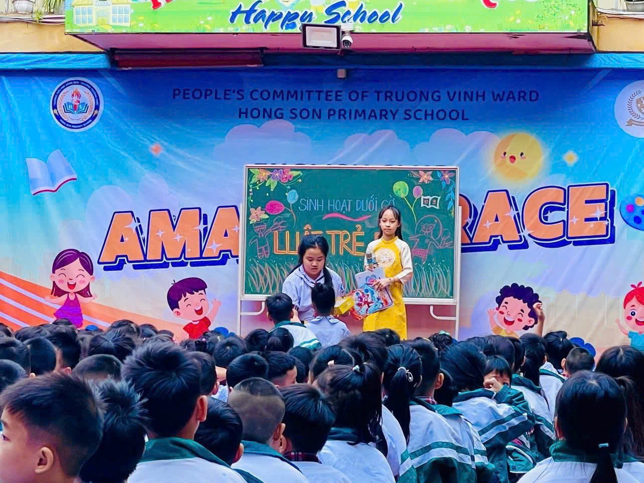 Sinh hoạt dưới cờ với chủ đề: “Tìm hiểu Luật Trẻ em”.