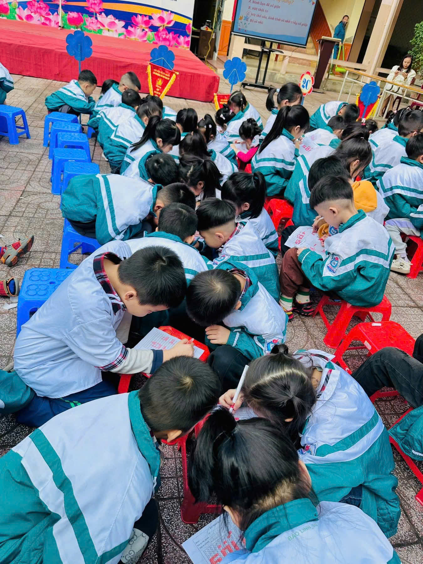 SINH HOẠT DƯỚI CỜ – TUYÊN TRUYỀN PHÒNG, CHỐNG BẠO LỰC HỌC ĐƯỜNG