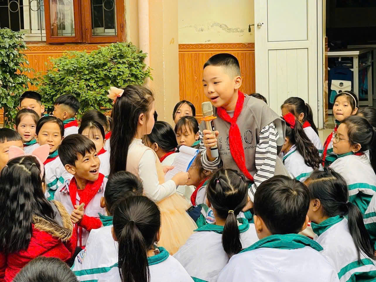 Sinh hoạt dưới cờ