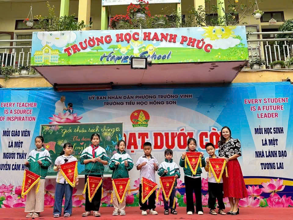 Sinh hoạt dưới cờ