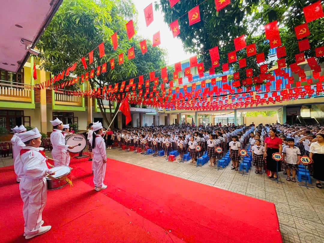 Sinh hoạt dưới cờ thật sôi nổi và ý nghĩa với chủ đề An toàn giao thông.