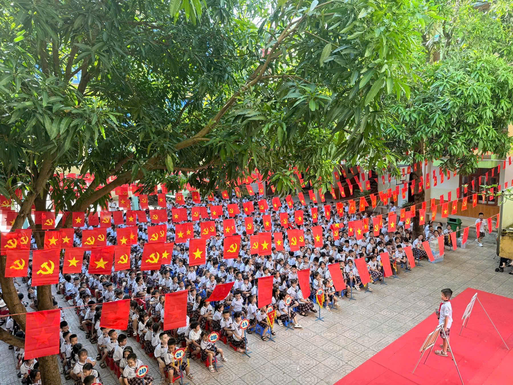 SINH HOẠT DƯỚI CỜ – GIAO LƯU TÀI NĂNG HỌC TRÒ