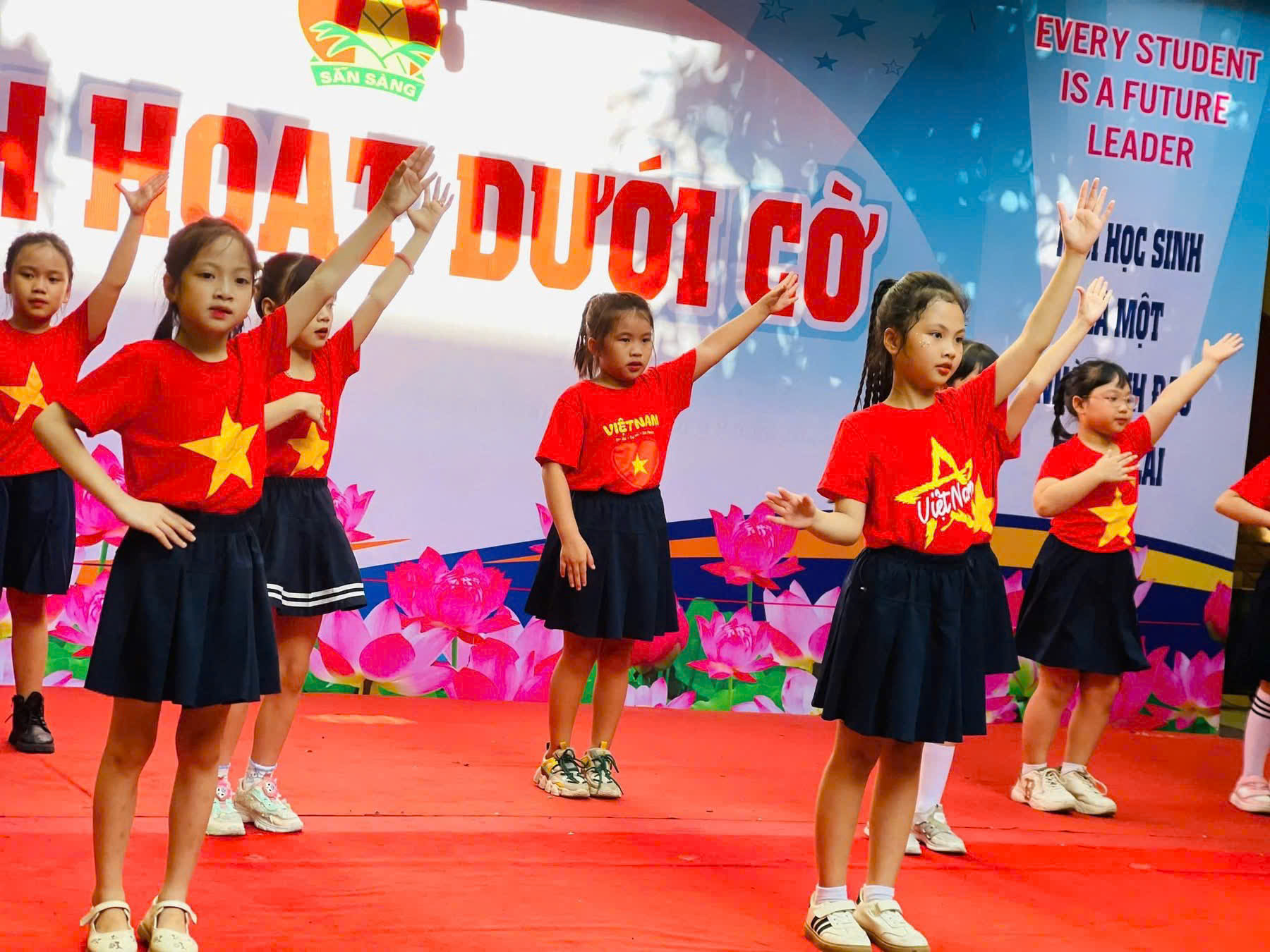 SINH HOẠT DƯỚI CỜ – GIAO LƯU TÀI NĂNG HỌC TRÒ