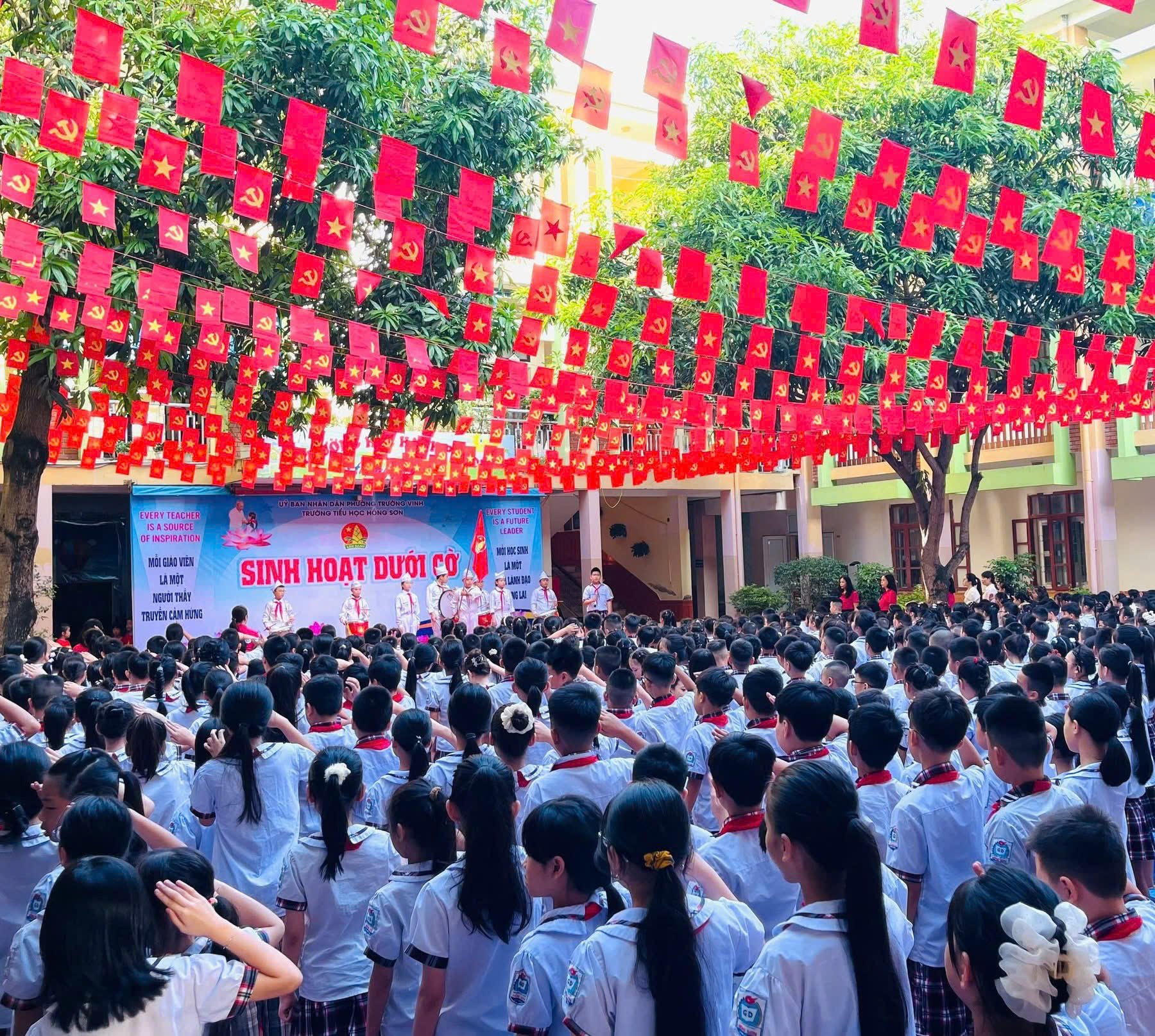 SINH HOẠT DƯỚI CỜ – GIAO LƯU TÀI NĂNG HỌC TRÒ