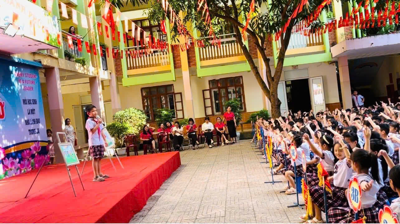 SINH HOẠT DƯỚI CỜ – GIAO LƯU TÀI NĂNG HỌC TRÒ