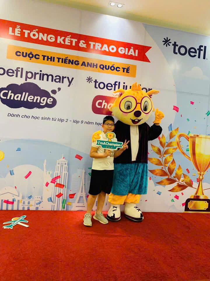 ✨ Liên đội trưởng Đào Xuân Hưng – niềm tự hào của Trường Tiểu học Hồng Sơn ✨ Có những bông hoa khi nở sẽ tỏa hương thật khác biệt.�Có những học trò mà sự cố gắng của em khiến thầy cô không khỏi xúc động và tự hào.�Và ở Hồng Sơn, cái tên Đào Xuân Hưng – lớp 4C chính là một bông hoa như thế. Dù còn nhỏ, nhưng Xuân Hưng đã chứng minh rằng:�khi có đam mê, có nỗ lực và có ý chí, thì mọi cánh cửa tri thức đều có thể mở ra.�Những thành tích em đạt được là minh chứng rõ ràng nhất: 🏅 Huy chương Vàng cấp