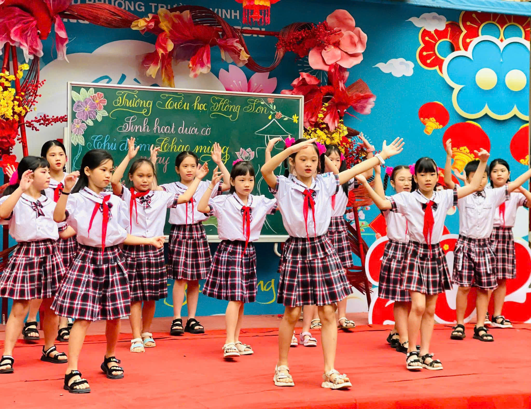 SINH HOẠT DƯỚI CỜ CHÀO MỪNG NGÀY QUỐC TẾ PHỤ NỮ