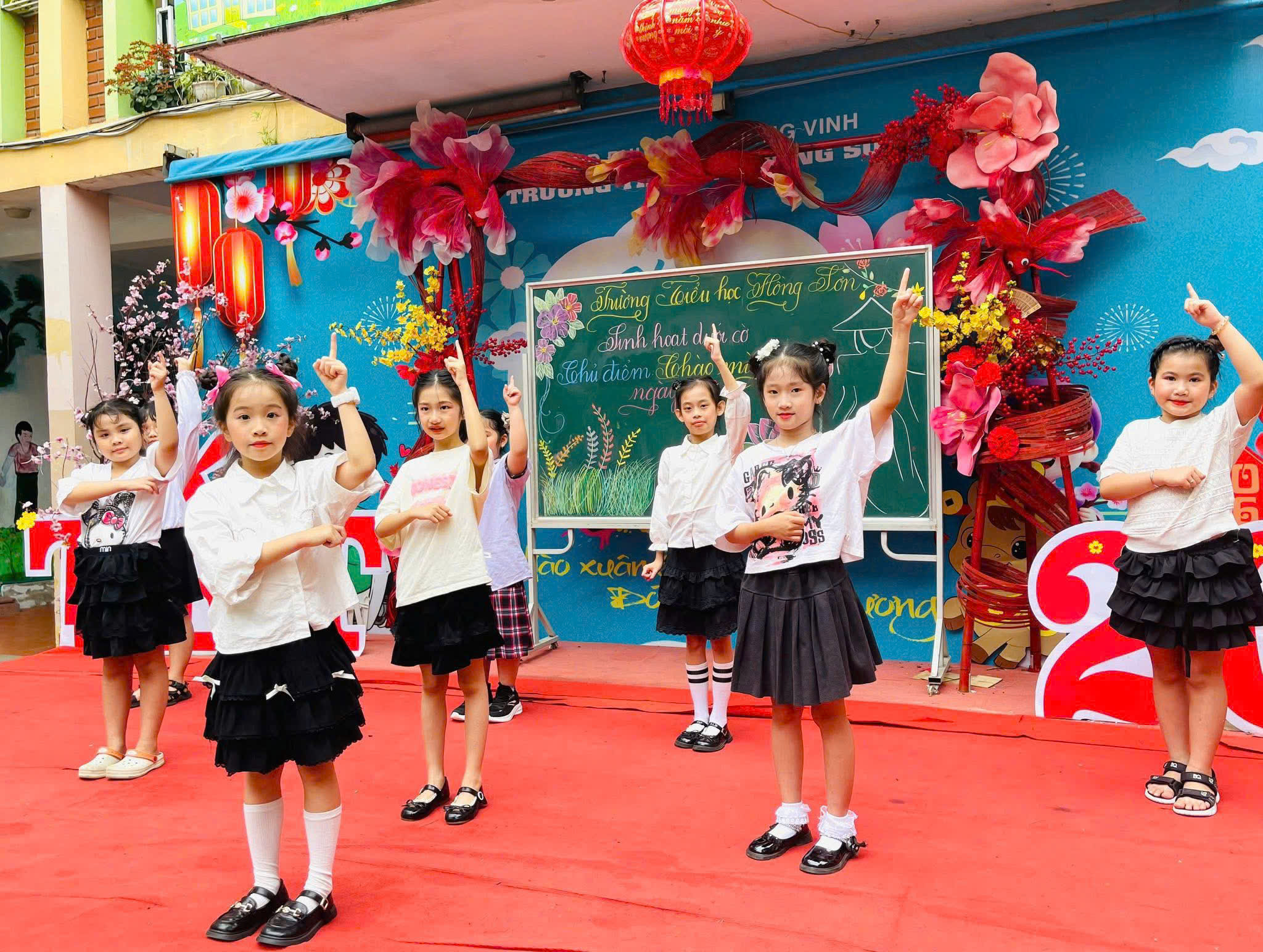 SINH HOẠT DƯỚI CỜ CHÀO MỪNG NGÀY QUỐC TẾ PHỤ NỮ