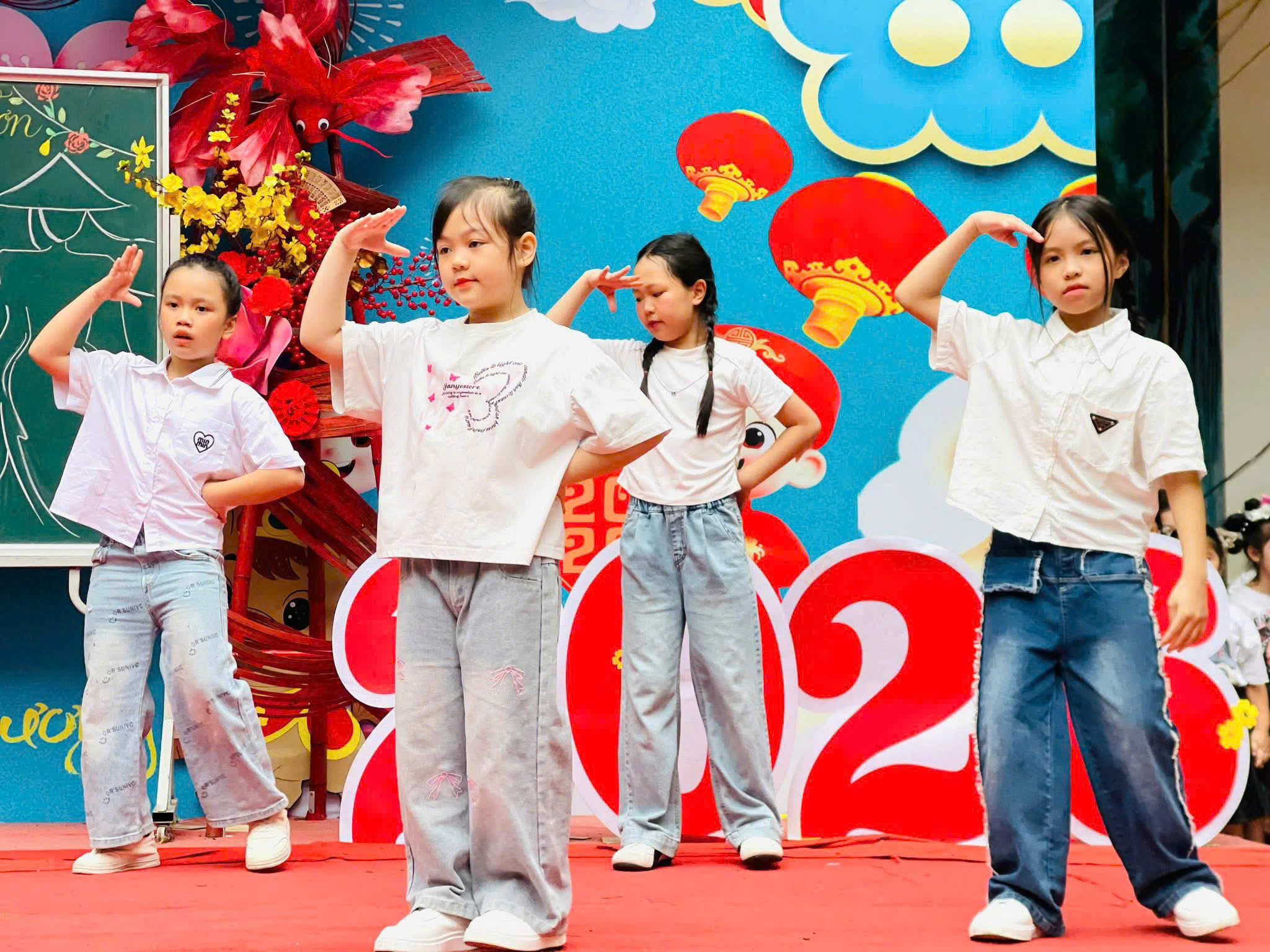 SINH HOẠT DƯỚI CỜ CHÀO MỪNG NGÀY QUỐC TẾ PHỤ NỮ