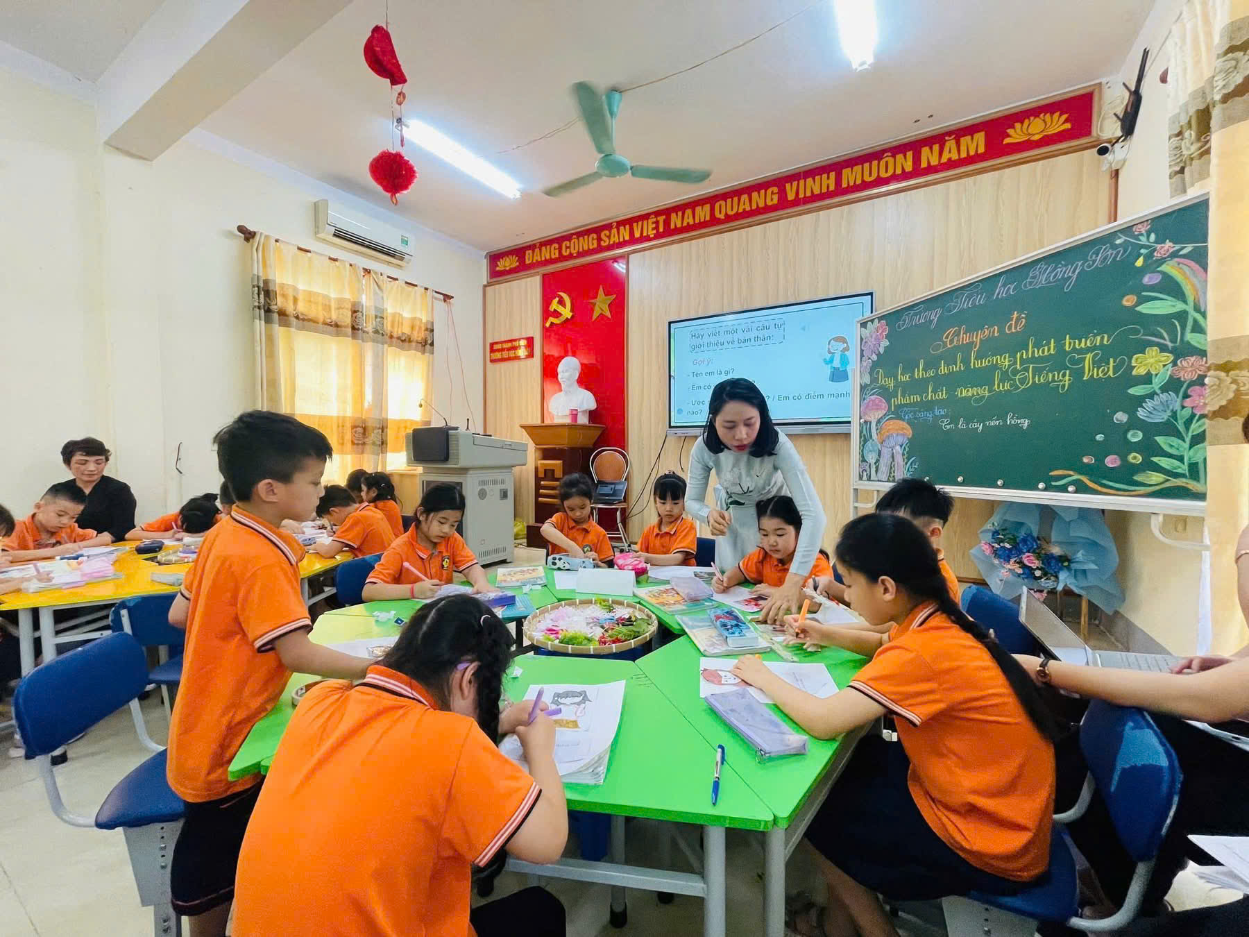 Trường Tiểu học Hồng Sơn tiếp tục hành trình đổi mới sáng tạo với những tiết sinh hoạt chuyên đề thiết thực, góp phần nâng cao chất lượng dạy học theo Chương trình GDPT 2018