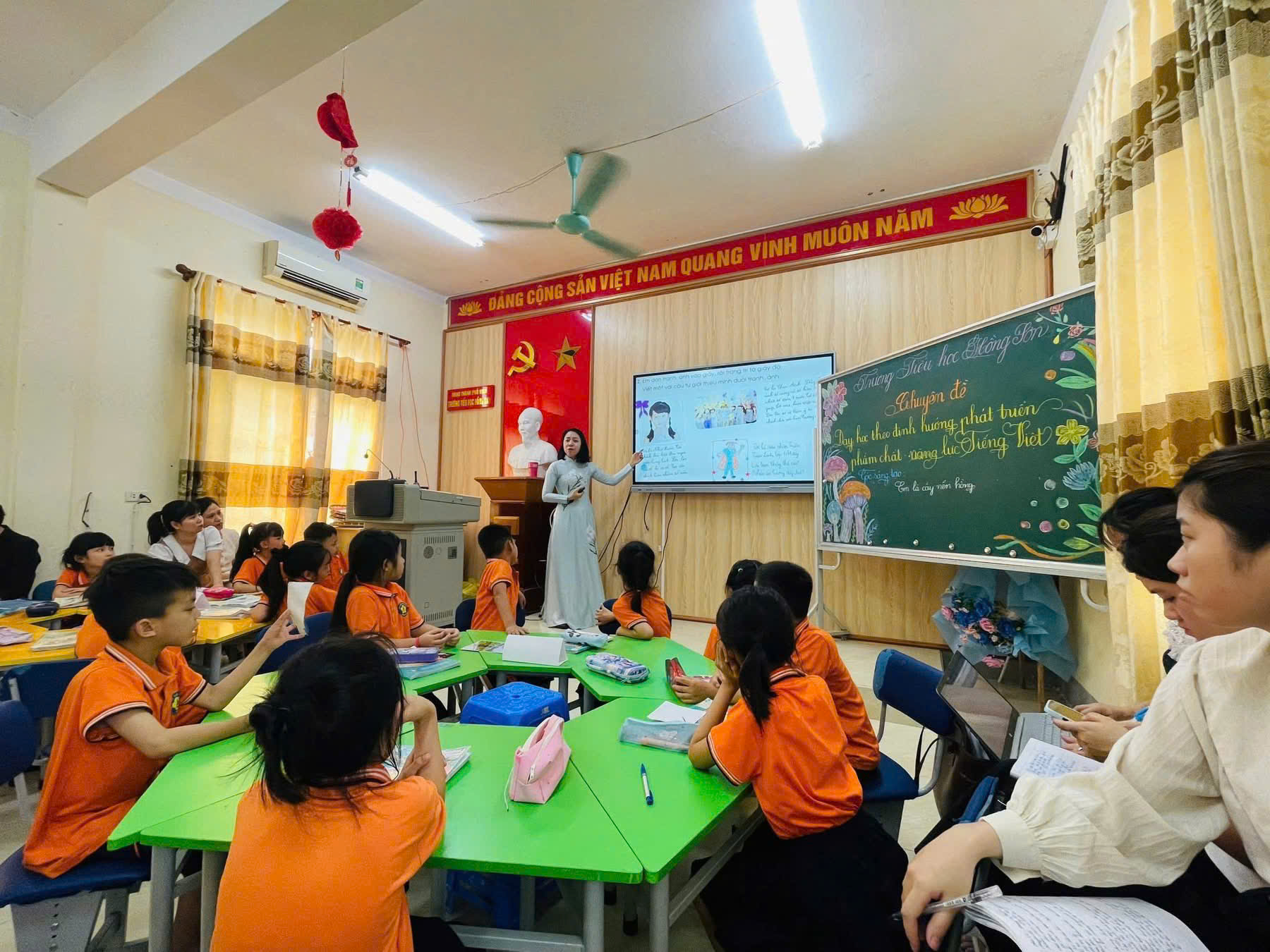 Trường Tiểu học Hồng Sơn tiếp tục hành trình đổi mới sáng tạo với những tiết sinh hoạt chuyên đề thiết thực, góp phần nâng cao chất lượng dạy học theo Chương trình GDPT 2018