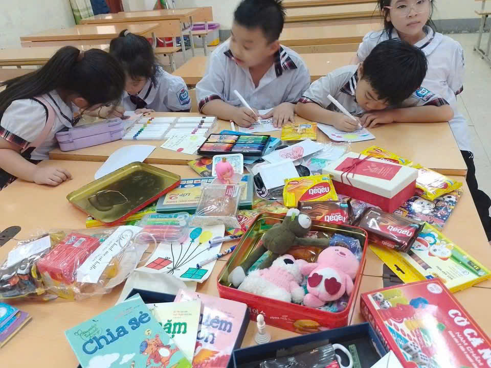 Trung thu này, chúng ta cùng thắp sáng nụ cười, để yêu thương lan tỏa thật xa…