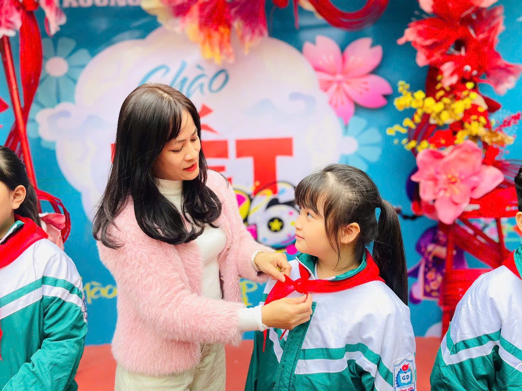 LỄ KẾT NẠP ĐỘI VIÊN ĐỢT I DẤU MỐC TỰ HÀO CỦA THIẾU NHI KHỐI 3 TRƯỜNG TIỂU HỌC HỒNG SƠN