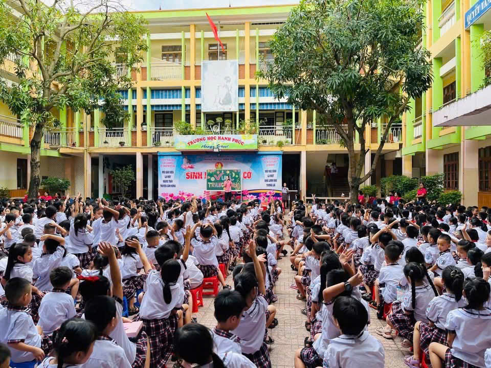 SÂN TRƯỜNG HỒNG SƠN RỘN RÀNG NGÀY HỘI TRĂNG RẰM