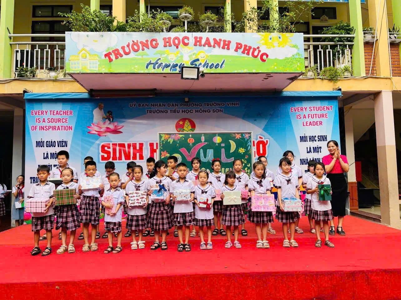 SÂN TRƯỜNG HỒNG SƠN RỘN RÀNG NGÀY HỘI TRĂNG RẰM