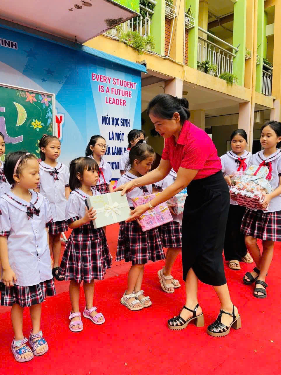SÂN TRƯỜNG HỒNG SƠN RỘN RÀNG NGÀY HỘI TRĂNG RẰM