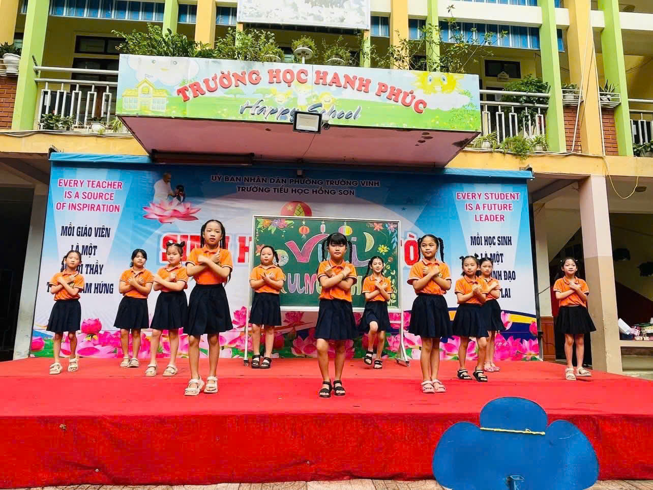 SÂN TRƯỜNG HỒNG SƠN RỘN RÀNG NGÀY HỘI TRĂNG RẰM