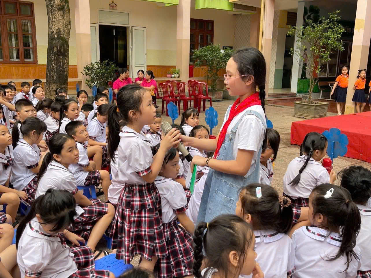 SÂN TRƯỜNG HỒNG SƠN RỘN RÀNG NGÀY HỘI TRĂNG RẰM