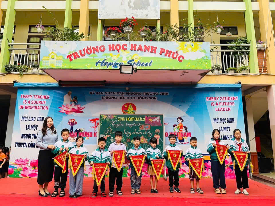 Sinh hoạt dưới cờ Khối 2: Tìm hiểu kiến thức Phòng cháy Chữa cháy