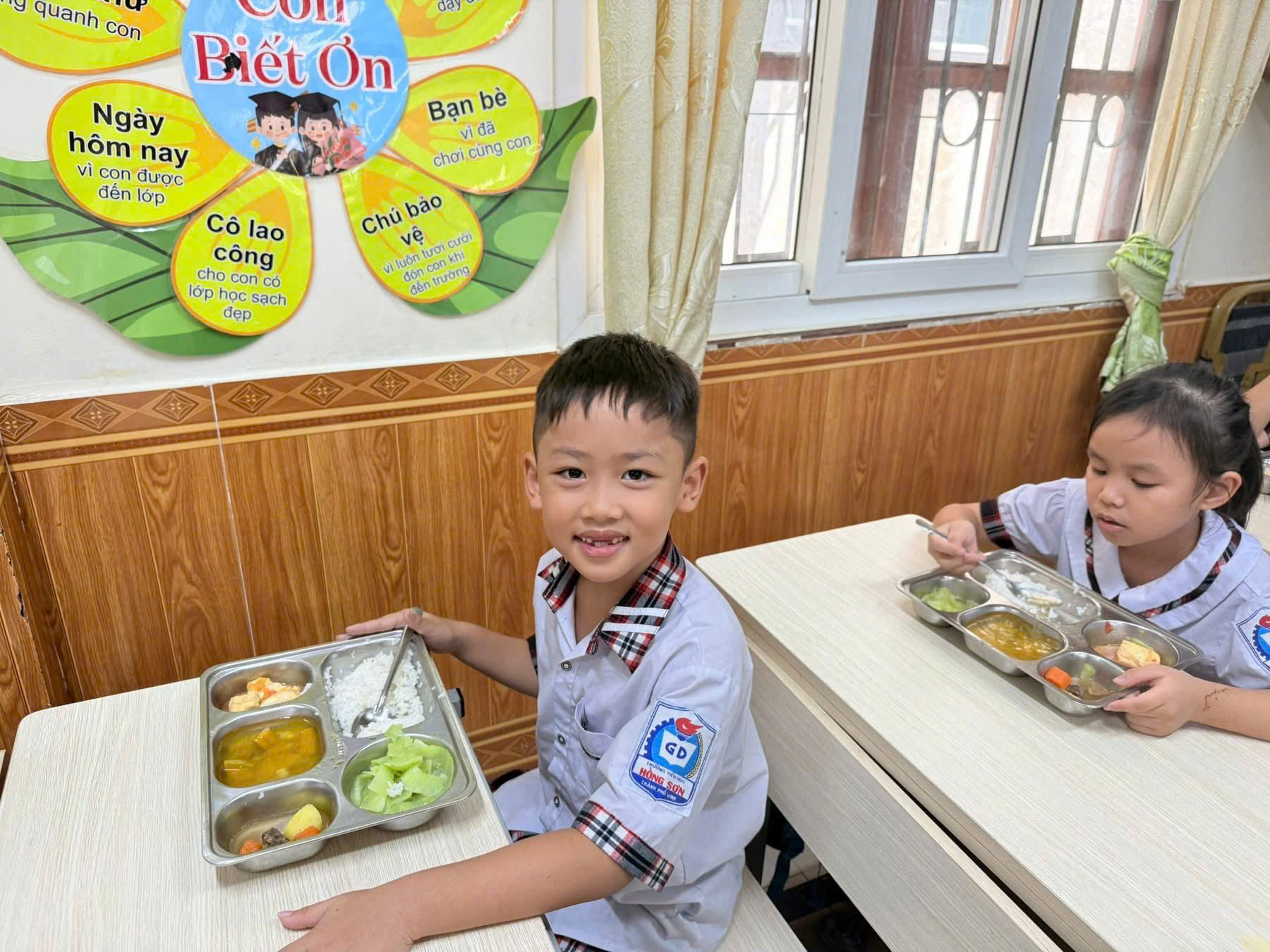 Hoạt động ngày đầu tuần của trường Tiểu học Hồng Sơn.