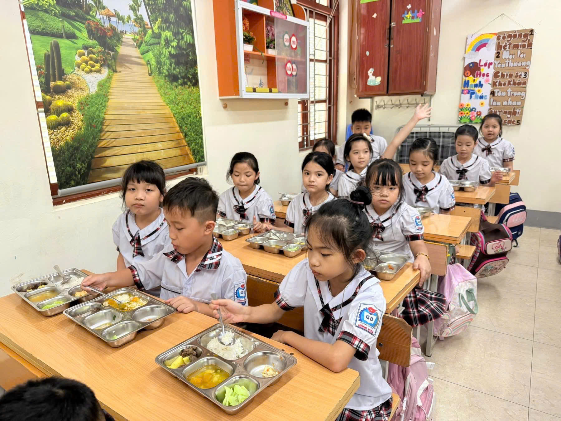Hoạt động ngày đầu tuần của trường Tiểu học Hồng Sơn.