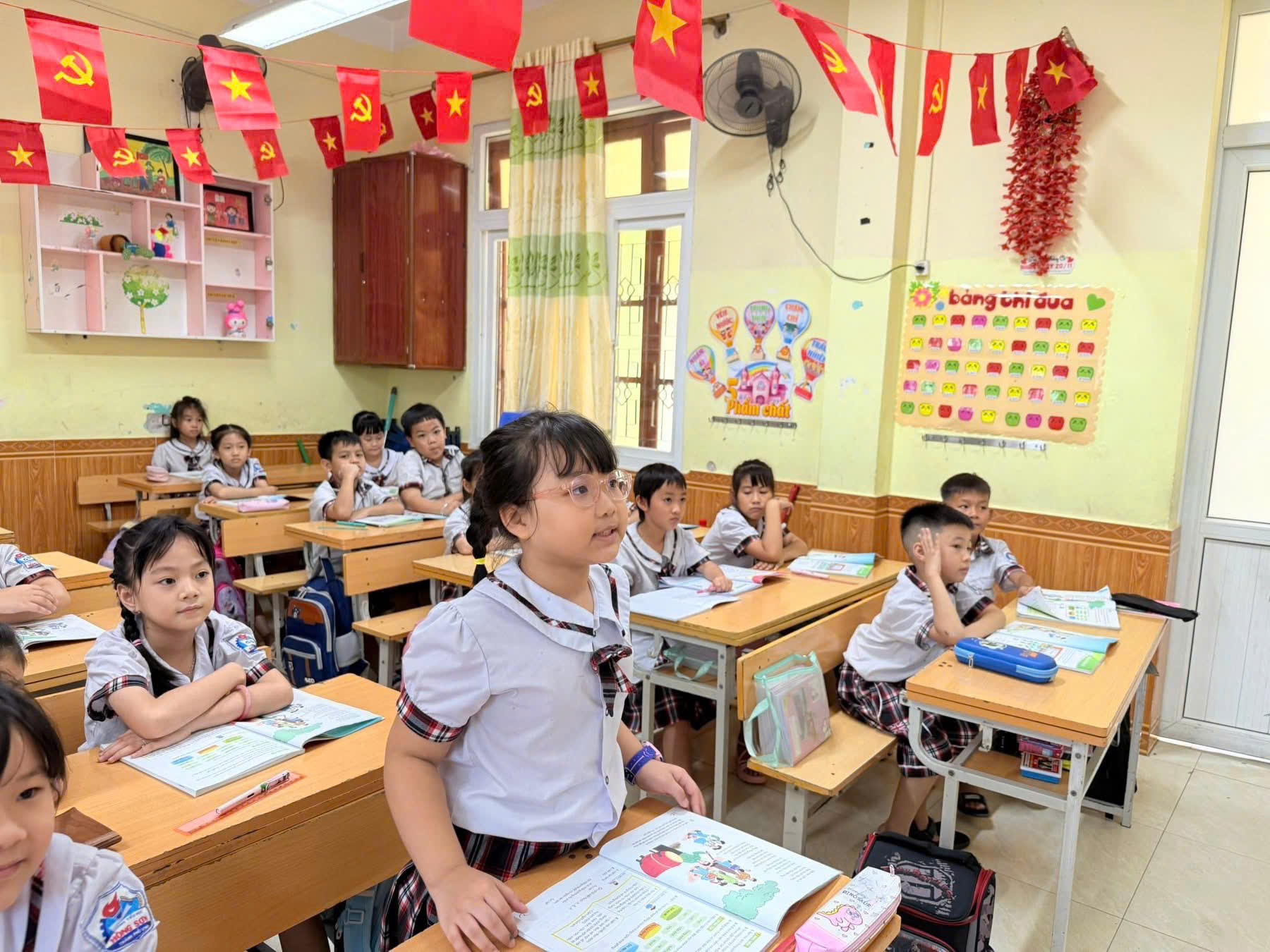 Hoạt động ngày đầu tuần của trường Tiểu học Hồng Sơn.