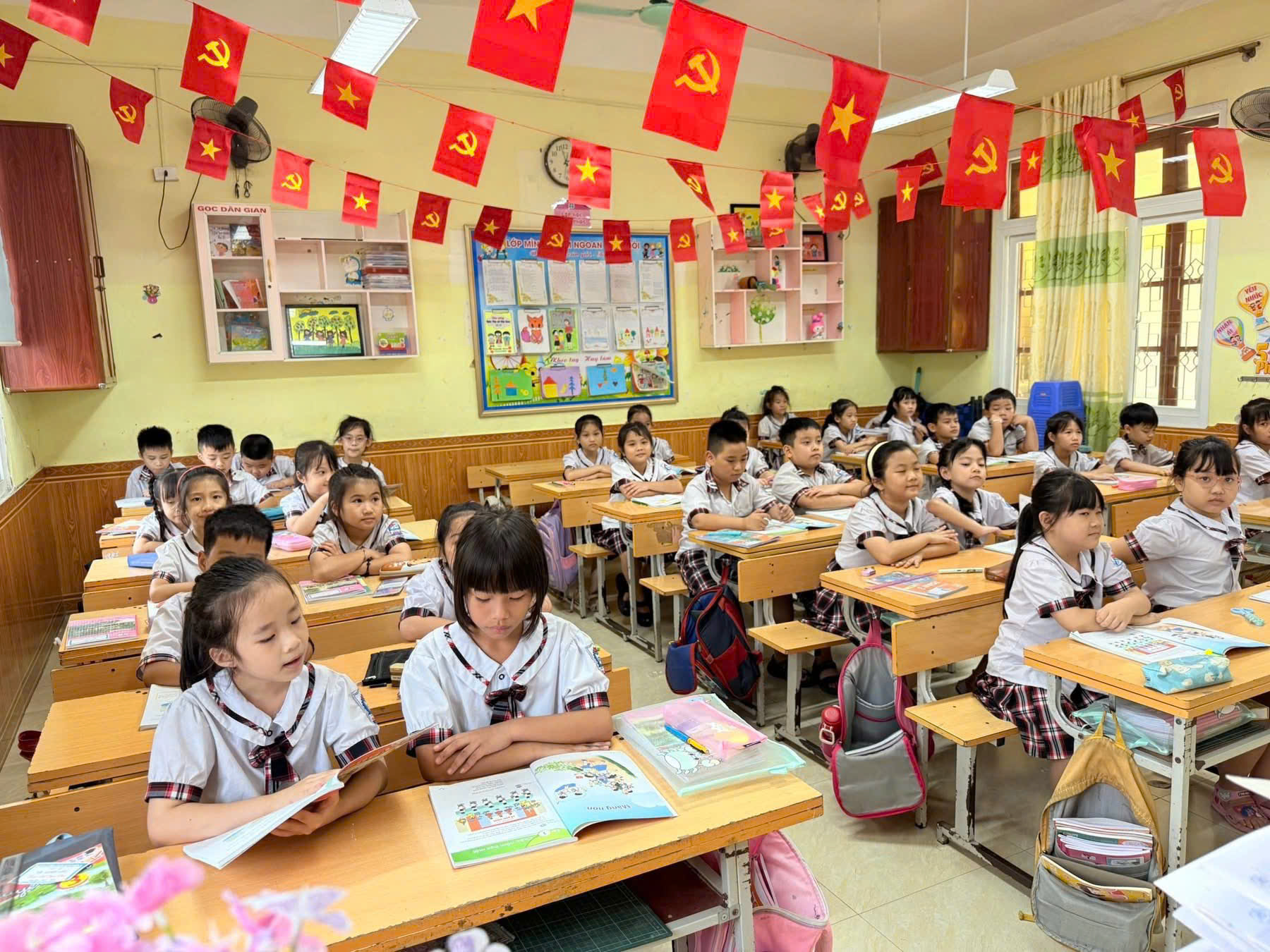 Hoạt động ngày đầu tuần của trường Tiểu học Hồng Sơn.