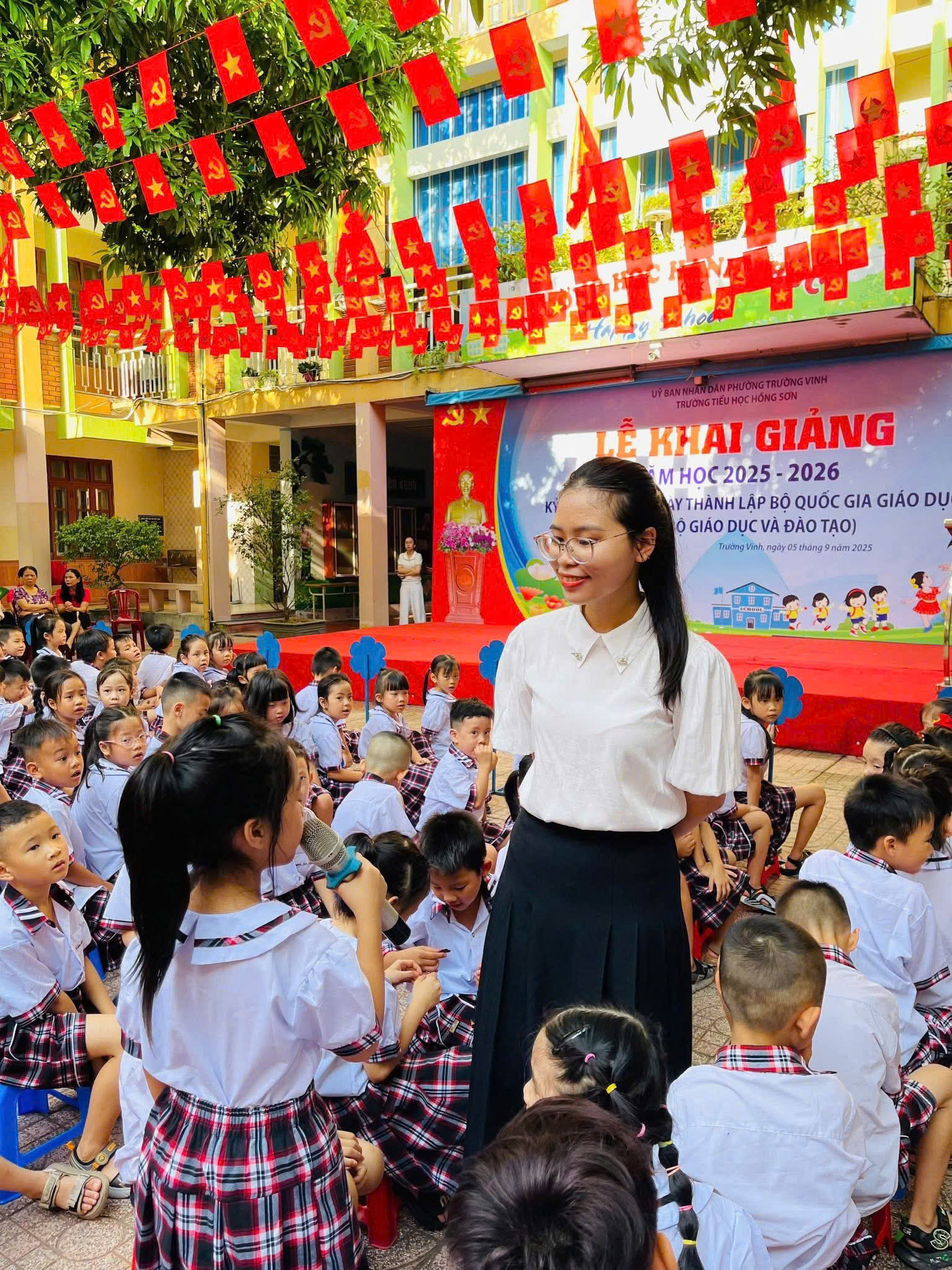 Hoạt động ngày đầu tuần của trường Tiểu học Hồng Sơn.