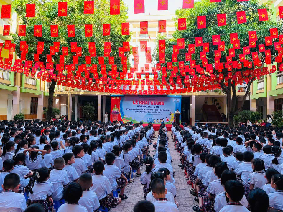 Hoạt động ngày đầu tuần của trường Tiểu học Hồng Sơn.