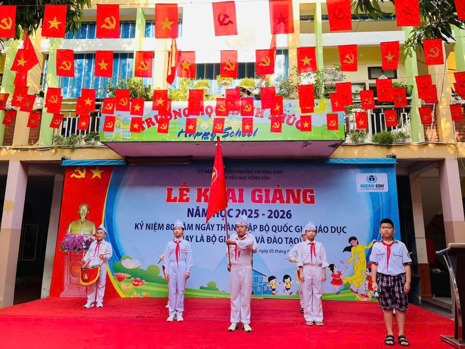 Hoạt động ngày đầu tuần của trường Tiểu học Hồng Sơn.