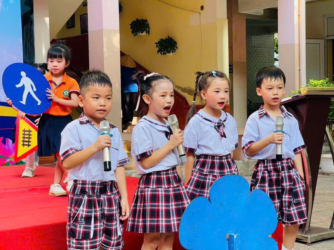 Sinh hoạt dưới cờ thật sôi nổi và ý nghĩa với chủ đề An toàn giao thông.