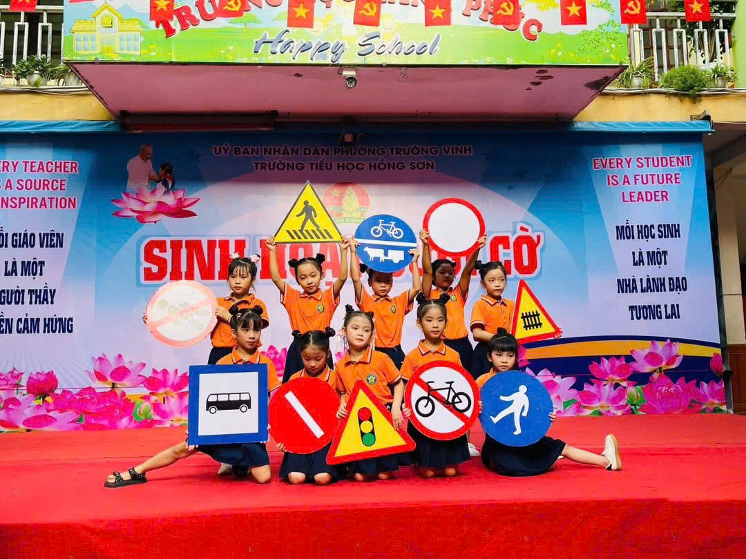Sinh hoạt dưới cờ thật sôi nổi và ý nghĩa với chủ đề An toàn giao thông.
