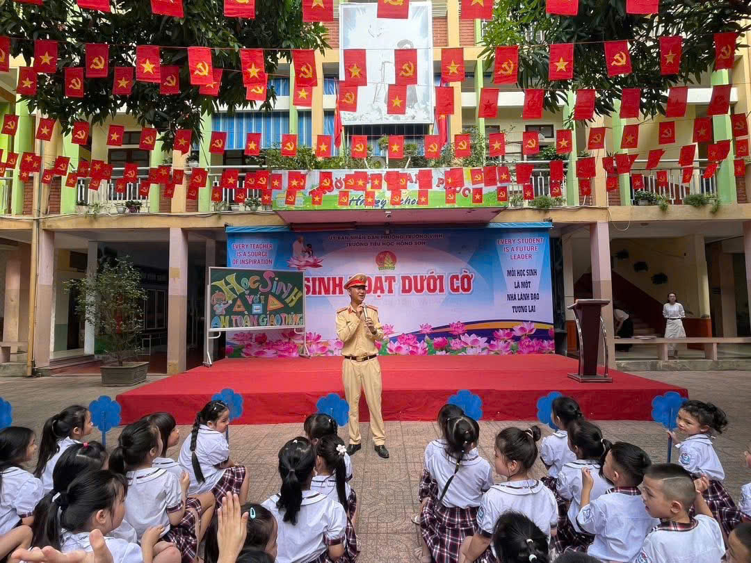Sinh hoạt dưới cờ thật sôi nổi và ý nghĩa với chủ đề An toàn giao thông.