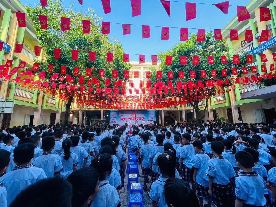 Sinh hoạt dưới cờ thật sôi nổi và ý nghĩa với chủ đề An toàn giao thông.