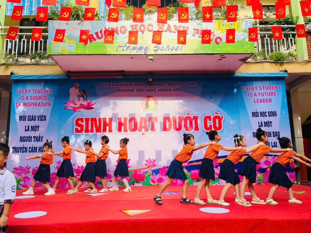 Sinh hoạt dưới cờ thật sôi nổi và ý nghĩa với chủ đề An toàn giao thông.