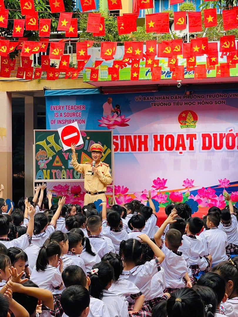 Sinh hoạt dưới cờ thật sôi nổi và ý nghĩa với chủ đề An toàn giao thông.