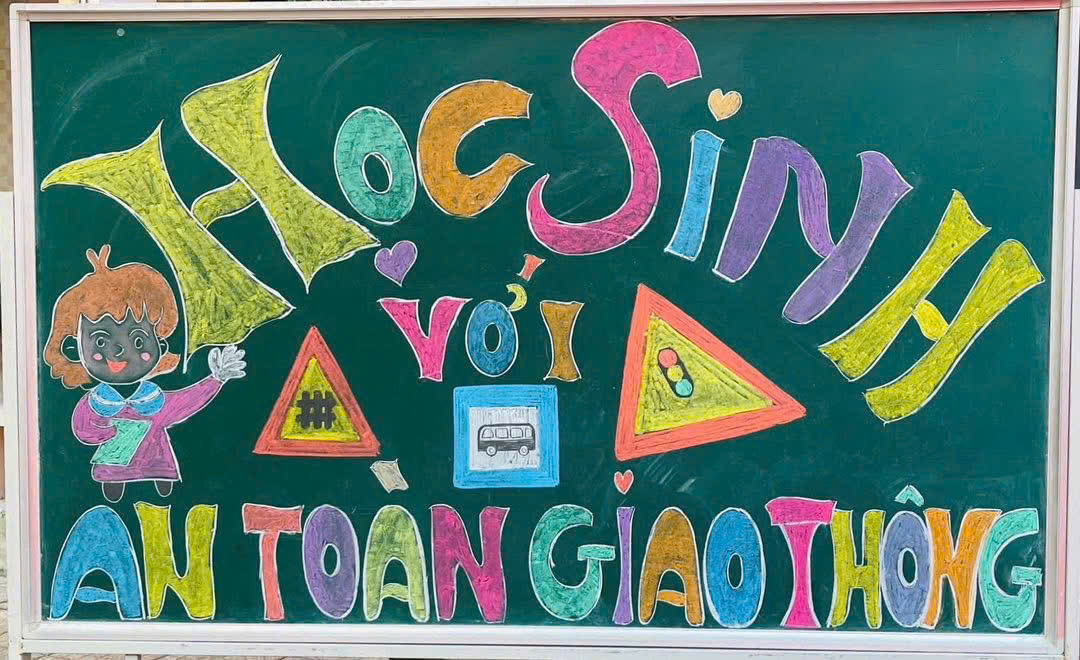 Sinh hoạt dưới cờ thật sôi nổi và ý nghĩa với chủ đề An toàn giao thông.