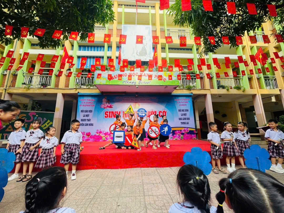 Sinh hoạt dưới cờ thật sôi nổi và ý nghĩa với chủ đề An toàn giao thông.
