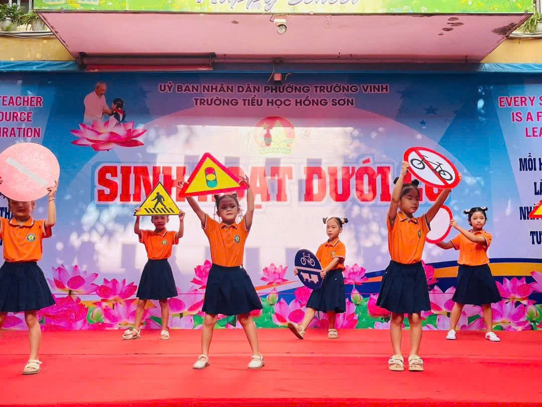 Sinh hoạt dưới cờ thật sôi nổi và ý nghĩa với chủ đề An toàn giao thông.