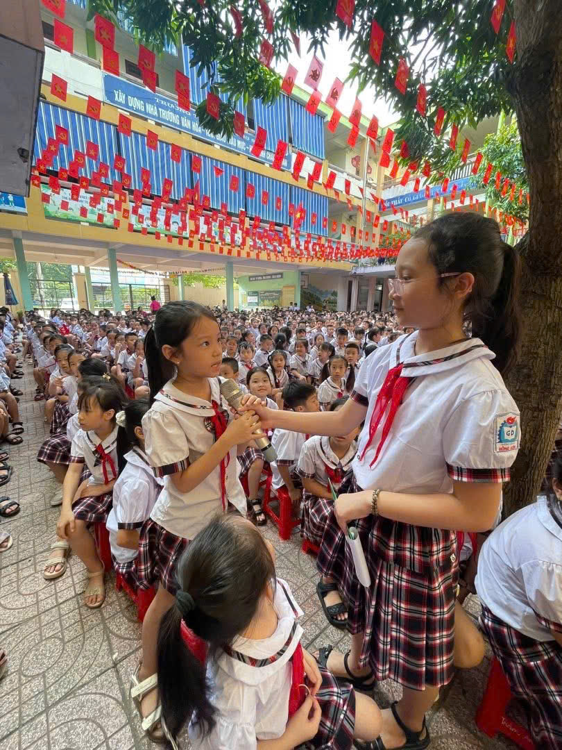 Sinh hoạt dưới cờ thật sôi nổi và ý nghĩa với chủ đề An toàn giao thông.