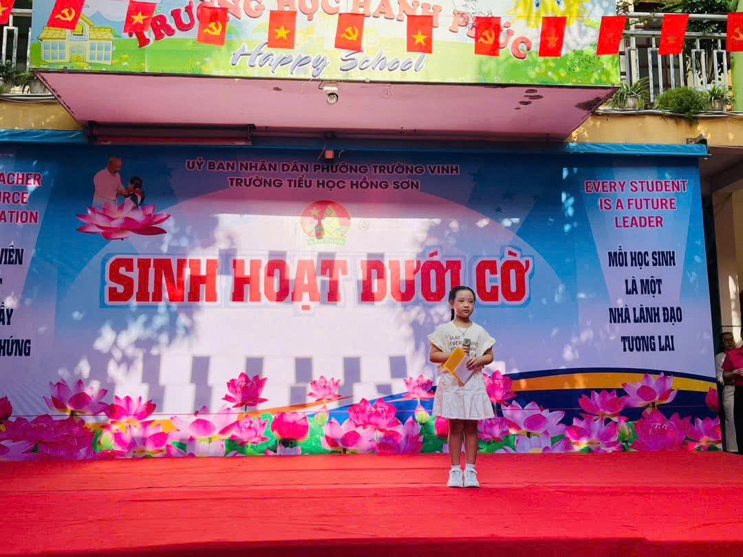 Sinh hoạt dưới cờ thật sôi nổi và ý nghĩa với chủ đề An toàn giao thông.