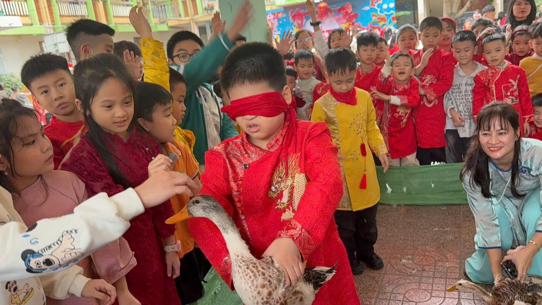 KHI YÊU THƯƠNG NỞ HOA TRÊN GỐC CÂY ƯỚC NGUYỆN...