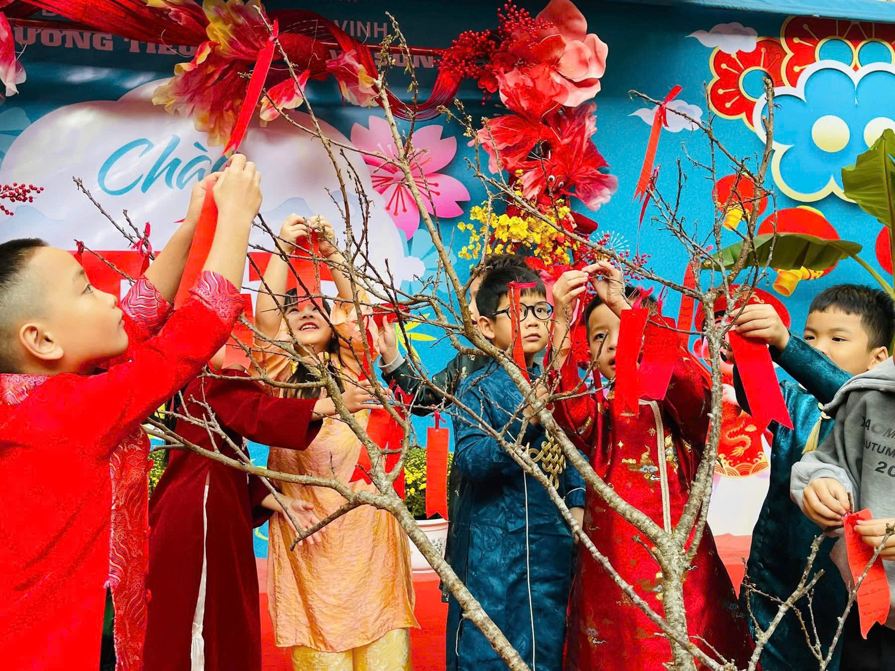 KHI YÊU THƯƠNG NỞ HOA TRÊN GỐC CÂY ƯỚC NGUYỆN...