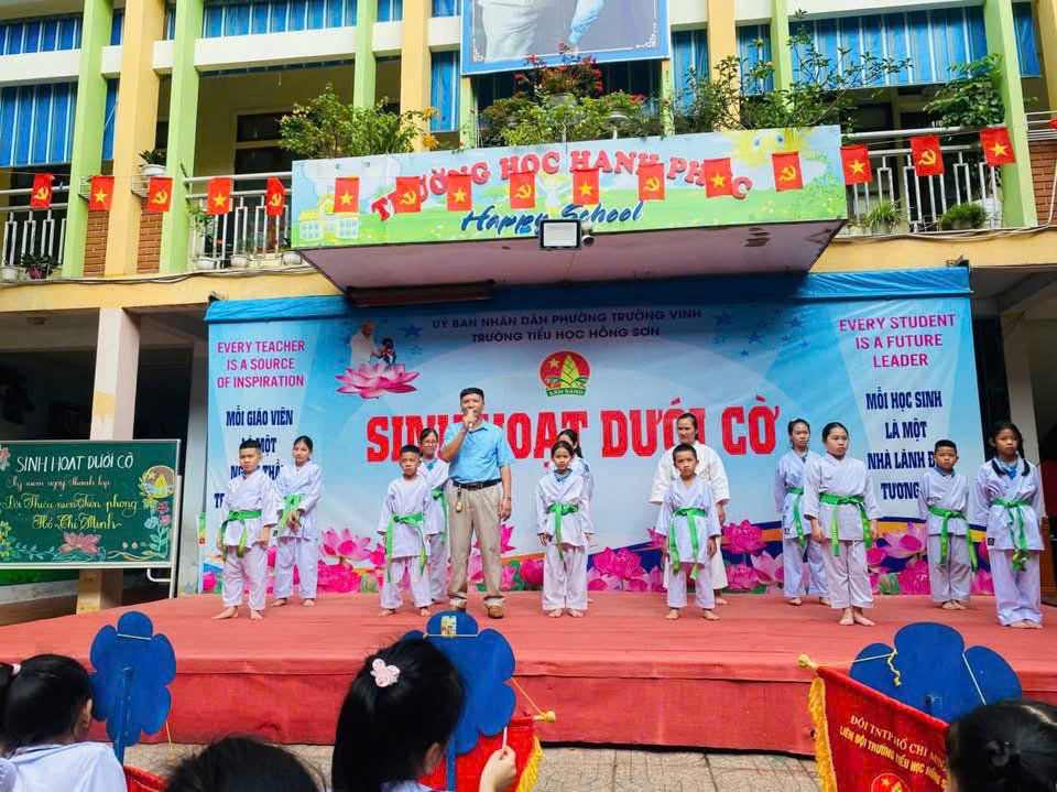 SINH HOẠT DƯỚI CỜ – RỰC RỠ SẮC MÀU MĂNG NON HỒNG SƠN