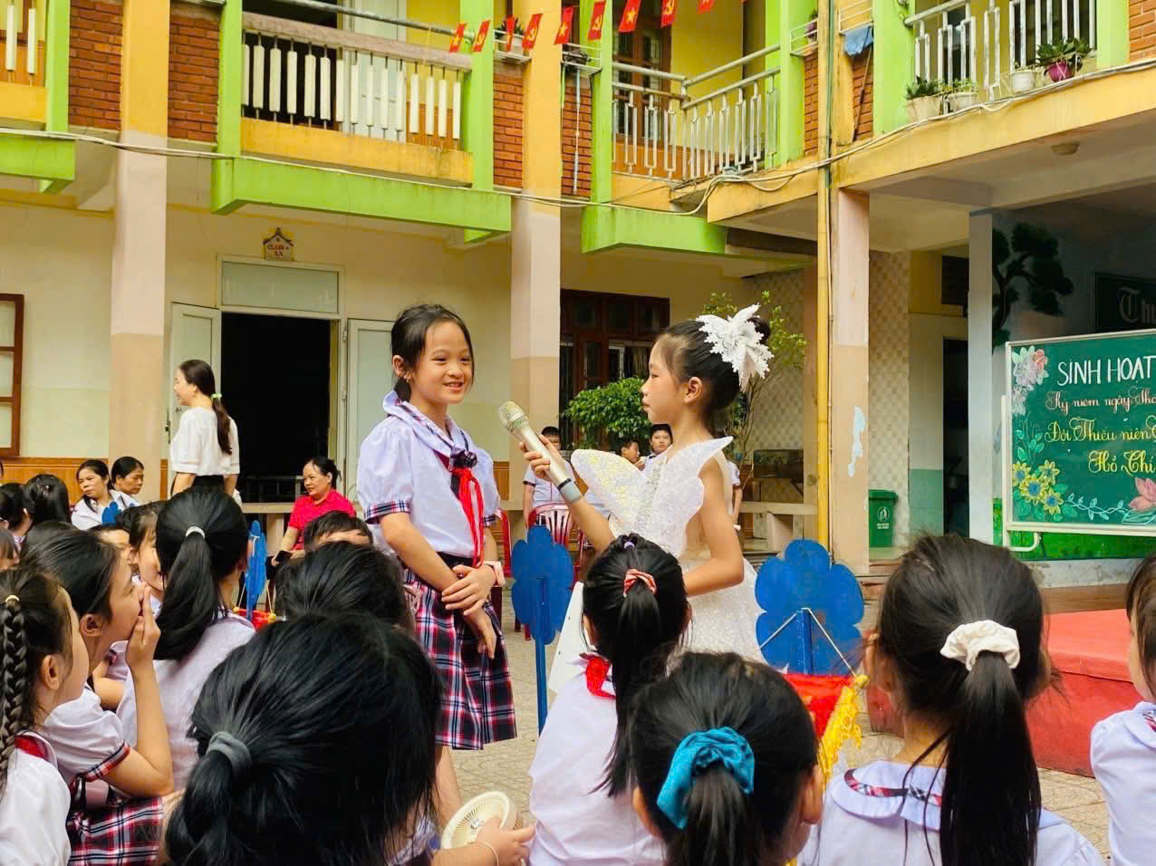 SINH HOẠT DƯỚI CỜ – RỰC RỠ SẮC MÀU MĂNG NON HỒNG SƠN
